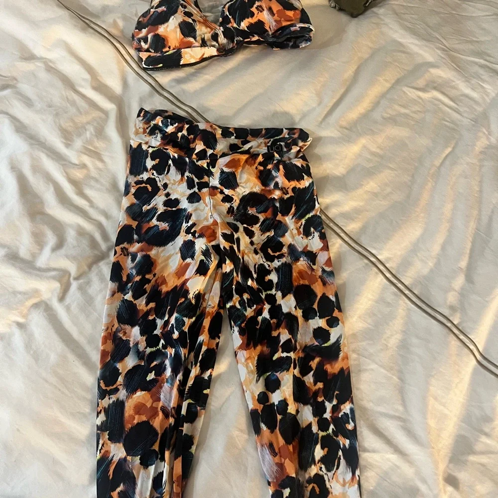 LiCi Fit Wild Thing Set Scrunch- Sports Bra and Leggings - Picture 4 of 8